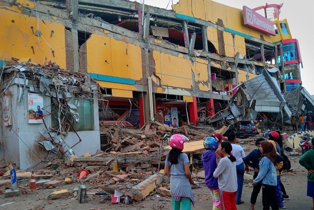 Nhân viên không lưu Indonesia hy sinh tính mạng đưa máy bay thoát khỏi thảm họa động đất - 2 Khung cảnh đổ nát sau thảm họa động đất sóng thần ở Sulawesi (Ảnh: Reuters)