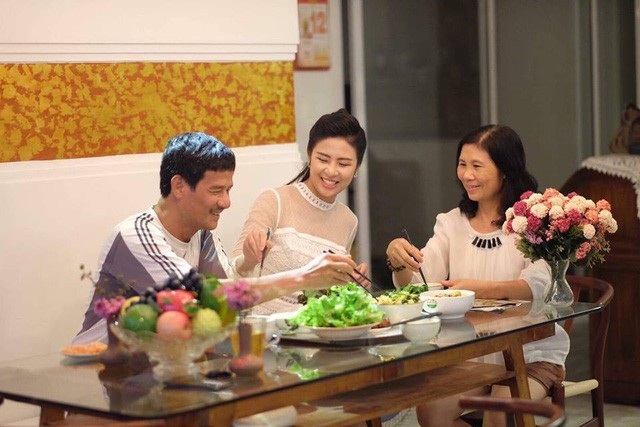 Phận đời trái ngược mỹ nhân Việt lấy chồng đại gia; mẹ Nhã Phương nói về Trường Giang - 12 Ngọc Hân đăng quang Hoa hậu năm 2010. 8 năm đăng quang, cuộc sống của Ngọc Hân có nhiều thay đổi nhưng có một điều vẫn không đổi. Ngọc Hân chia sẻ, thời gian qua cô được nhiều người hỏi “Tại sao không Nam tiến - mảnh đất lý tưởng để phát triển sự nghiệp của các nghệ sĩ” nhưng cô có lí do đặc biệt của riêng mình.