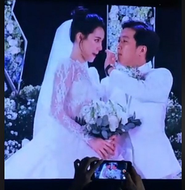 Phận đời trái ngược mỹ nhân Việt lấy chồng đại gia; mẹ Nhã Phương nói về Trường Giang - 9 Trường Giang tình tứ lau nước mắt và hôn Nhã Phương trong hôn lễ của cả hai tối ngày 25/9. Trải qua nhiều sóng gió trong suốt thời gian yêu nhau, đám cưới được xem là vô cùng bất ngờ của cặp đôi đã thu hút sự quan tâm đặc biệt của khán giả và truyền thông.