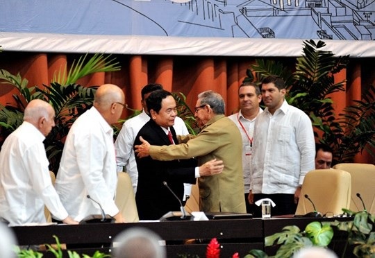 
Chủ tịch Trần Thanh Mẫn trong vòng tay của những người anh em Cuba
