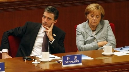 Tấm ảnh ngủ gật và cách chợp mắt ở Liên Hợp Quốc - 4
Thủ tướng Đức Angela Merkel cũng chợp mắt trong buổi khai mạc Cuộc họp Á- Âu thứ 7 tại Bắc Kinh, 2008. Ảnh GETTY IMAGES.