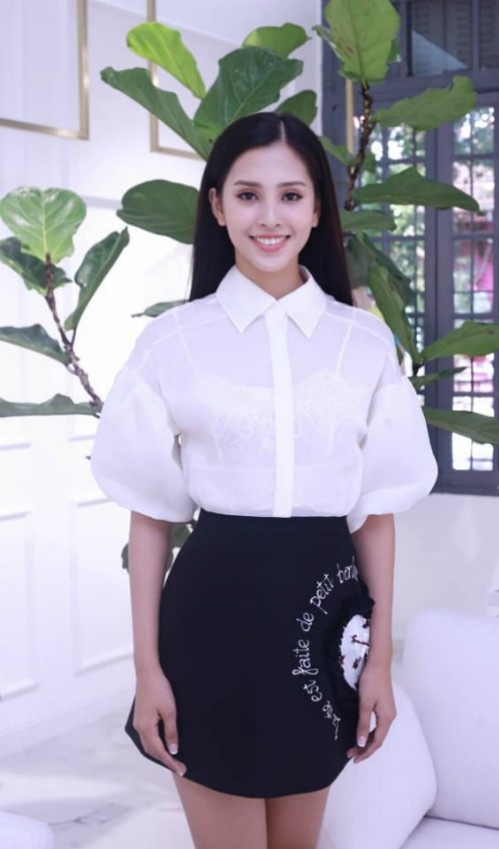Tân hoa hậu Tiểu Vy thân thiết cùng Ngọc Hân; Loạt sao Việt chia sẻ về đám cưới Trường Giang - 1 Hoa hậu Tiểu Vy được khen xinh đẹp, dễ thương dù chỉ diện áo trắng mix với chân váy đơn giản. Hoa hậu 18 tuổi khẳng định bộ đồ khá hợp cho tân sinh viên năm nhất như cô.