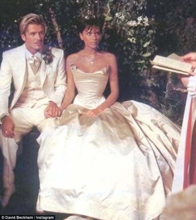 Gia đình Beckham hạnh phúc trên tạp chí Vogue - 7
Victoria Beckham trong ngày cưới, cách đây 19 năm