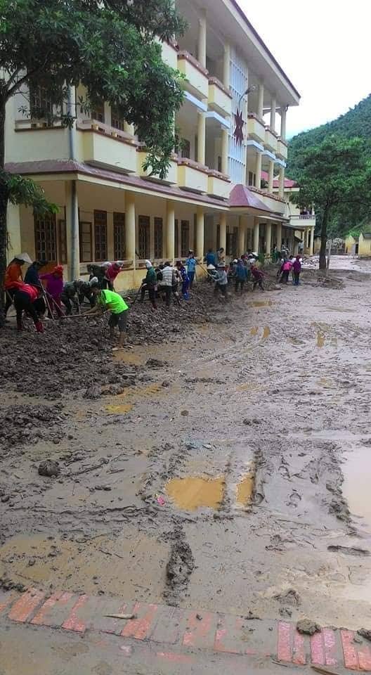 “Chúng tôi khai giảng lấy ngày, sau đó vẫn phải nghỉ học để khắc phục hậu quả lũ lụt” - 4
Sân trường Trường PTDTBT THCS Nà Ớt vẫn đang ngập ngụa trong bùn đất, nên học sinh của trường phải khai giảng nhờ ở nhà văn hóa của xã vào ngày mai (5/9)