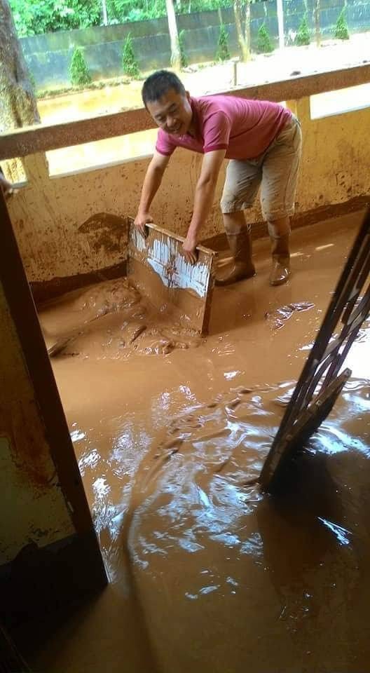 “Chúng tôi khai giảng lấy ngày, sau đó vẫn phải nghỉ học để khắc phục hậu quả lũ lụt” - 6
Thầy Phạm Hoàng Thái đang đẩy hàng trăm mét khối bùn ở phía hành lang