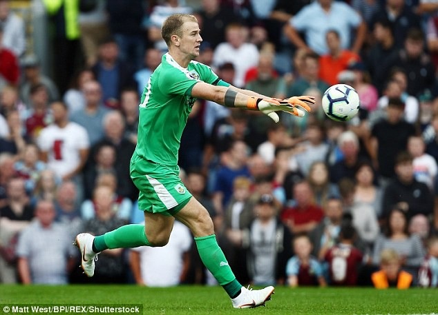 Đội hình tiêu biểu vòng 4 Premier League: Lukaku “cất tiếng” - 1
Joe Hart đã chơi hay trong trận đấu với MU