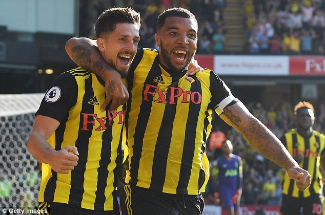 Đội hình tiêu biểu vòng 4 Premier League: Lukaku “cất tiếng” - 2
Craig Cathcart (trái) là người hùng của Watford trong chiến thắng trước Tottenham