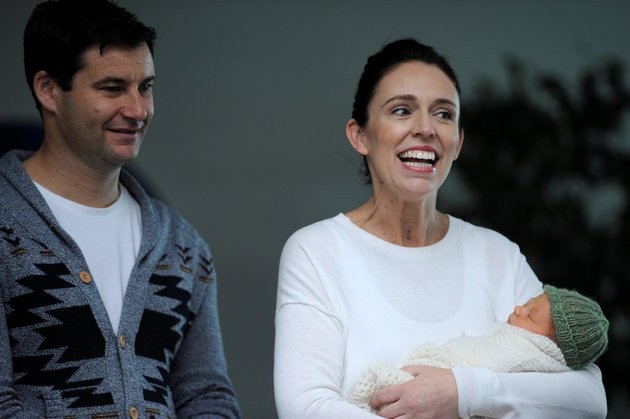 Chuyến bay 50.000 USD gây tranh cãi của Thủ tướng New Zealand - 1 Bà Jacinda Ardern cùng chồng và con gái (Ảnh: Reuters)