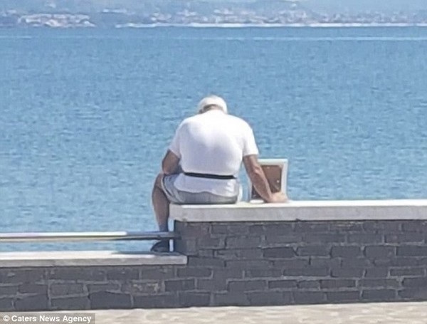 Hình ảnh cụ ông Giordano nói chuyện và ngắm biển cùng khung ảnh của vợ mình đã “gây sốt” trên mạng