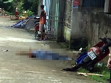 Bàng hoàng nhóm 4 đối tượng chém chết người đàn ông - 1
Hiện trường xảy ra vụ việc