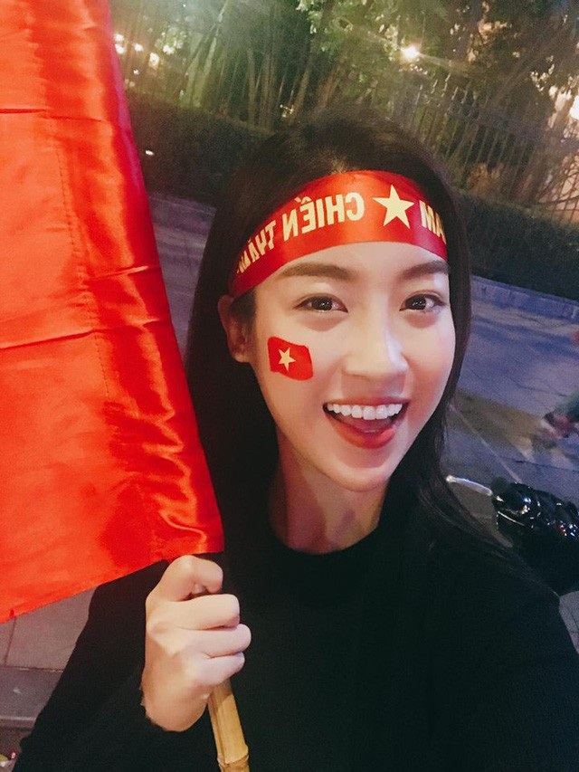 Mỹ Linh được biết tới là người đẹp rất yêu thể thao. Người đẹp cũng tranh thủ bày tỏ lòng yêu mến khi bay cùng chuyến với đội tuyển U23 Việt Nam từ Thường Châu (Trung Quốc) về Hà Nội. Trong phòng chờ cách ly, người đẹp tranh thủ xin chữ ký các cầu thủ, trong đó có thủ môn Bùi Tiến Dũng. Mỹ Linh nhờ anh ký tặng trên lá quốc kỳ cô mang theo để cổ vũ từ Việt Nam.