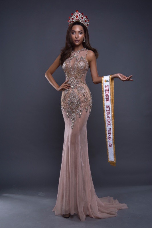 “Mỹ nhân sexy nhất châu Á” được cấp phép dự thi Siêu mẫu Quốc tế 2018 - 5 Chính vì vậy, dù thời gian ngắn nhưng Khả Trang đang được hậu thuẫn một cách tốt nhất. Chúng tôi đã có 14 năm kinh nghiệm để lo cho các thí sinh đi thi, trong đó nhiều thí sinh tham dự các cuộc thi Quốc tế. Chúng tôi cũng từng đưa hai đại diện Việt Nam đầu tiên đăng quang ngôi vị cao nhất trong các cuộc thi Quốc tế là Miss Globe 2017 Khánh Ngân và Manhunt 2017 Trương Ngọc Tình, thì khoảng thời gian chuẩn bị cho Khả Trang tuy gấp nhưng đủ để chúng tôi chu toàn mọi việc”, anh nói.