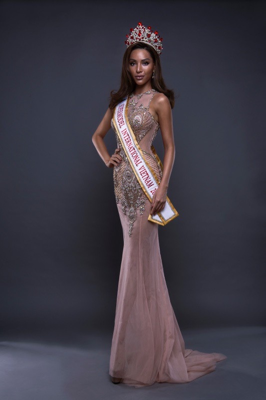“Mỹ nhân sexy nhất châu Á” được cấp phép dự thi Siêu mẫu Quốc tế 2018 - 4 Băn khoăn về khoảng thời gian chuẩn bị gấp gáp cho Khả Trang, chuyên gia đào tạo Phúc Nguyễn cho biết: “Đưa Khả Trang đi thi ngay sau vòng casting tại miền Bắc đến ngày lên đường vỏn vẹn chưa được 2 tuần thì có vẻ hơi gấp gáp. Nhưng Khả Trang là một lựa chọn kỹ lưỡng của dự án cũng như các Ban giám khảo, bởi mọi việc đều nằm trong tầm kiểm soát. Khả Trang đi thi không phải là chỉ cá nhân Khả Trang đi thi mà là cả ekip cùng… đi thi.