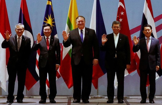 Sự vắng mặt của ông Trump tại châu Á có thể “nhường sân” cho Trung Quốc - 3 Ngoại trưởng Mỹ Mike Pompeo (giữa) dự cuộc họp ngoại trưởng ASEAN-Mỹ tại Singapore hôm 3/8/2018. (Ảnh: Reuters)