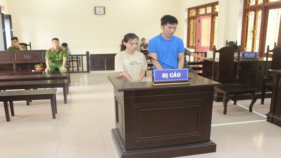 Giảng viên trường chính trị lĩnh án hơn 7 năm tù vì lừa xin được việc - 1 Hai bị cáo tại phiên tòa