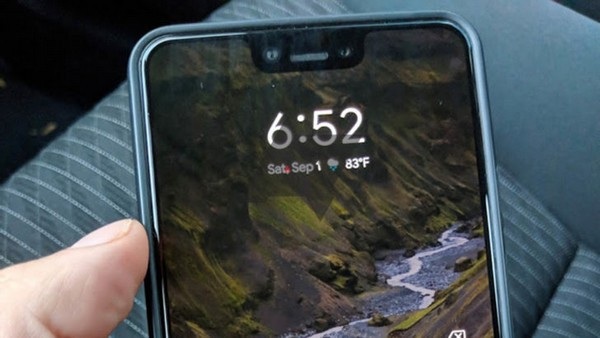 Hy hữu: Nhân viên Google để quên smartphone Pixel 3 XL chưa ra mắt trên... taxi - 2 Màn hình “tai thỏ”, điểm khác biệt của Pixel 3 XL với phiên bản Pixel 2 XL ra mắt năm ngoái