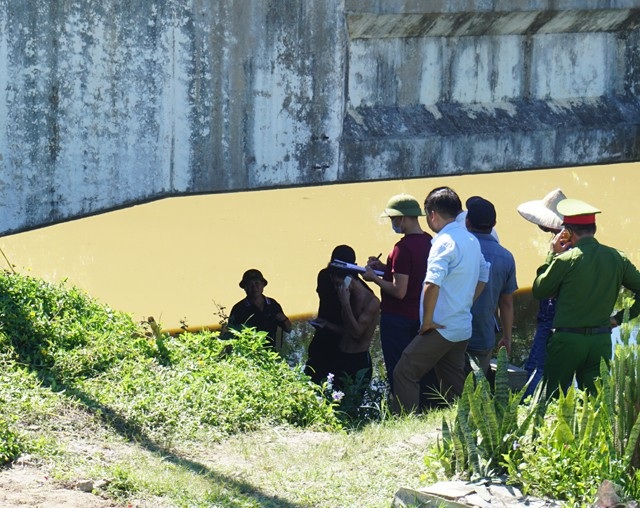 Cơ quan pháp y giám định thi thể tìm nguyên nhân tử vong của nạn nhân
