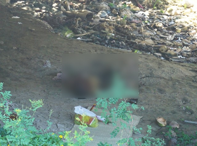 Thi thể người đàn ông đang trong quá trình phân hủy được đưa lên bờ