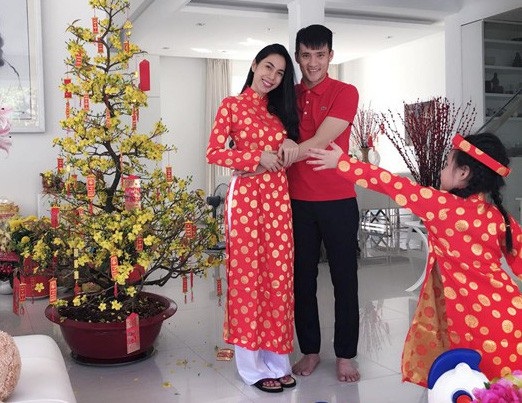 Hạnh phúc lẫn đắng cay chuyện tình của mỹ nhân Việt và các cầu thủ - 3 Cả hai hiện tại đang có cuộc sống viên mãn với nhà đẹp, xe sang cùng tổ ấm đầy hạnh phúc với cô con gái Bánh Gạo.