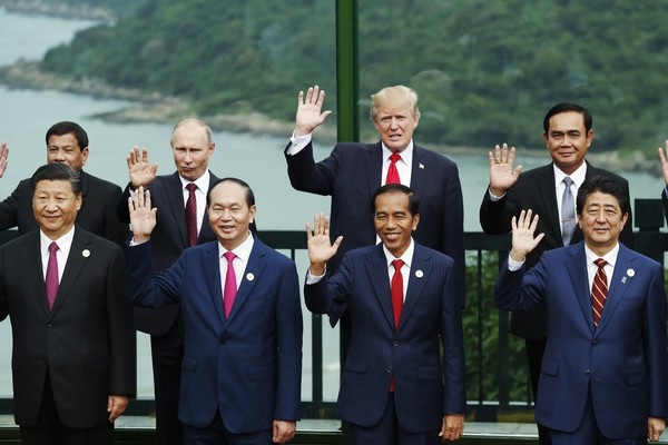 Sự vắng mặt của ông Trump tại châu Á có thể “nhường sân” cho Trung Quốc - 2 Tổng thống Trump dự hội nghị APEC tại Việt Nam năm 2017 (Ảnh: AFP)