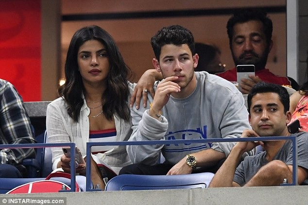 Priyanka Chopra hạnh phúc đi xem tennis cùng bạn trai kém 10 tuổi - 1
Hoa hậu thế giới Priyanka Chopra và bạn trai Nick Jonas cùng đi xem 1 trận tennis trong khuôn khổ giải quần vợt Mỹ mở rộng diễn ra tại New York ngày 4/9 vừa qua