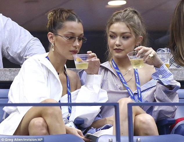 Chị em Hadid sành điệu đi xem tennis - 1
Hai siêu mẫu Gigi và Bella Hadid sành điệu đi xem trận tennis giữa 2 cây vợt Serena Williams và Karolina Pliskova diễn ngày 4/9 vừa qua