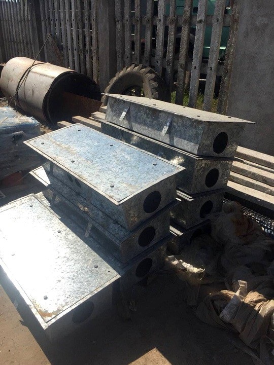 Chủ đầu tư lý giải “bê tông cốt chuối” trong dải phân cách cao tốc Đà Nẵng - Quảng Ngãi - 3
Những hộp kỹ thuật điện sẽ được lắp đặt vào những vị trí đang độn thân chuối.