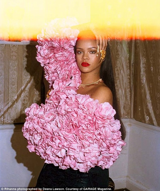 Rihanna tái xuất xinh đẹp - 2
Carlos Nazario, Stylist của bộ ảnh nói, anh thấy Rihanna xinh đẹp nhất khi vui vẻ và diện các bộ đồ ngoài mong đợi