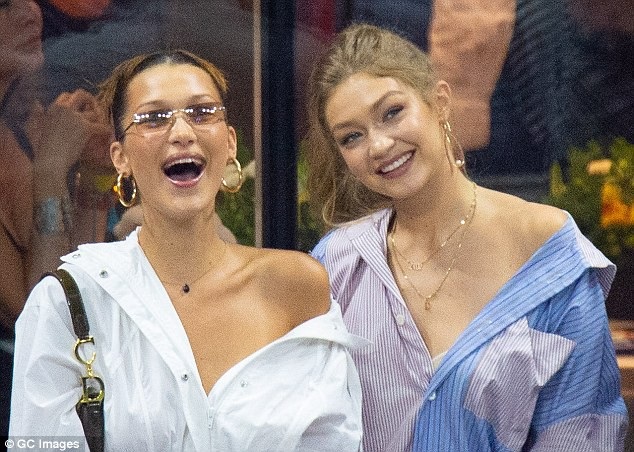 Chị em Hadid sành điệu đi xem tennis - 2
Cặp chị em siêu mẫu thu hút sự chú ý của thợ săn ảnh