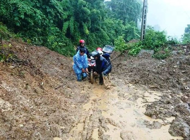 Thương lắm, thầy cô ơi! - 1
Để vào được các điểm trường, các thầy cô giáo phải đi qua những cung đường khủng khiếp như thế này.