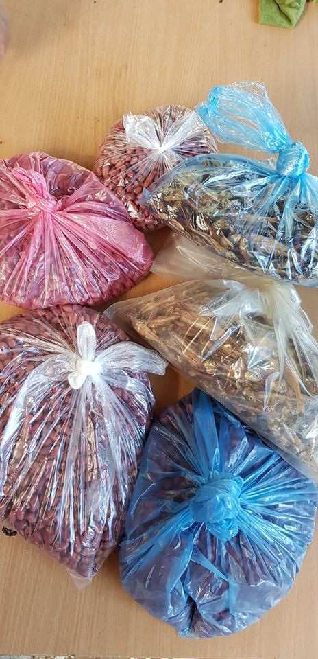 Rớt nước mắt với bát mì tôm ăn vội của giáo viên miền núi sau lễ khai giảng - 10
Để bám lại trường dọn dẹp vệ sinh, các thầy cô giáo mang theo túi cá khô cùng một ít lạc rang