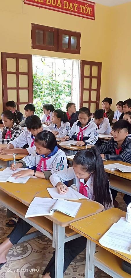 Náo nức ngày khai giảng ở những công trình phòng học mang tên Dân trí - 27
Thay vào đó là trường mới, lớp mới, bàn ghế sạch đẹp