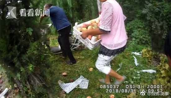 Xe chở trái cây gặp nạn, dân Trung Quốc “ăn hôi” ngay 5 tấn đào - 2 Cảnh sát không nói có người hôi của nào trong vụ việc này phải chịu tội ăn cướp hay không. (Nguồn: Handout)