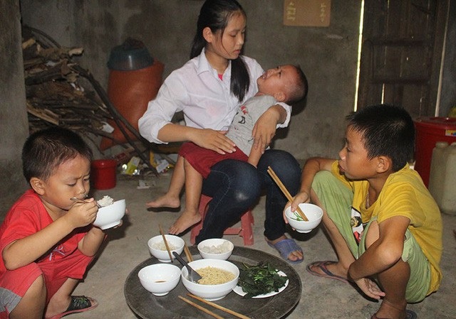 Niềm vui ngày tựu trường của 4 chị em mồ côi bố, mẹ ung thư giai đoạn cuối - 1 Bố mất, mẹ ung thư giai đoạn cuối, 4 đứa trẻ dường như không còn cơ hội đến trường.
