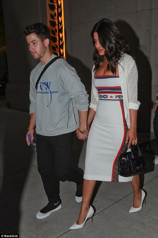 Priyanka Chopra hạnh phúc đi xem tennis cùng bạn trai kém 10 tuổi - 4
Người đẹp Ấn Độ hạnh phúc rạng ngời từ khi được bồ trẻ cầu hôn vào tháng 7