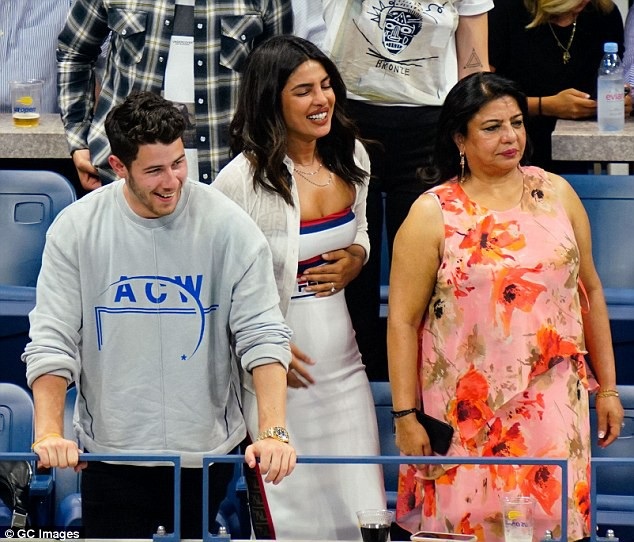 Priyanka Chopra hạnh phúc đi xem tennis cùng bạn trai kém 10 tuổi - 5
Mẹ Priyanka Chopra - bà Madhu Chopra (ngoài cùng bên phải) cũng hết lời khen con rể tương lai cư xử tuyệt vời và là người đàn ông tốt