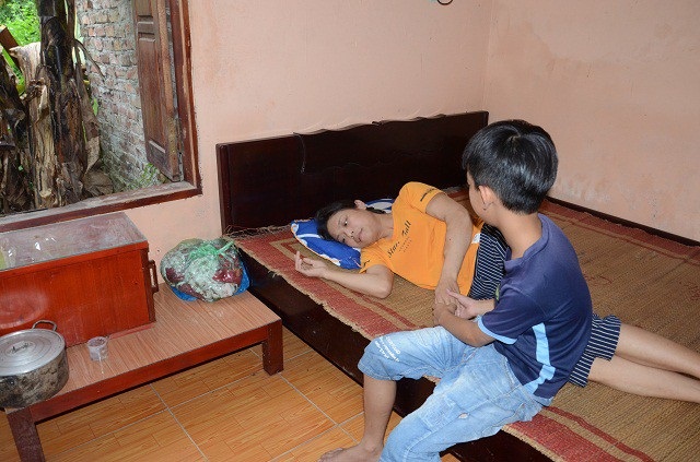 Nỗi đớn đau của người phụ nữ suy thận giai đoạn cuối, 2 lần mất con - 11 Đứa con trai duy nhất còn lại thì đau ốm quặt quẹo cũng không được thăm khám đầy đủ.