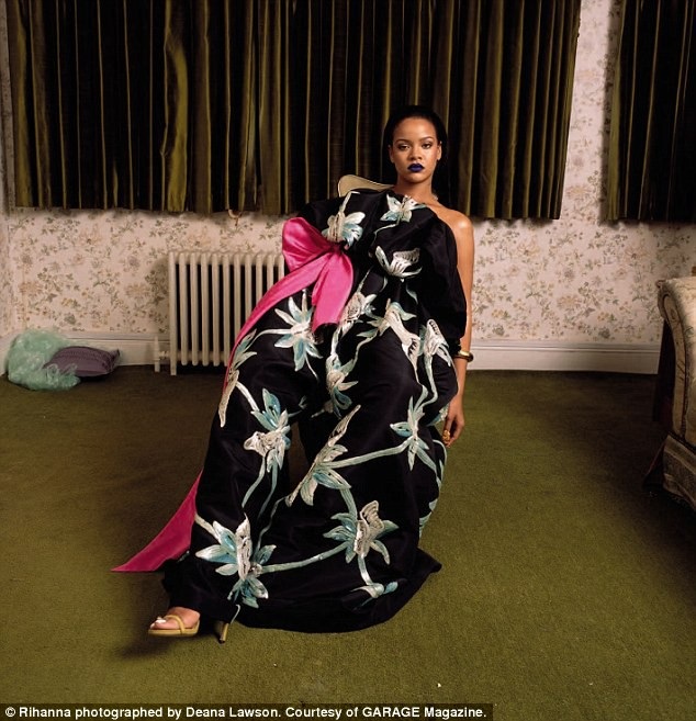 Rihanna tái xuất xinh đẹp - 6
NTK Tom Ford từng mô tả phong cách của Rihanna là táo bạo, không sợ hãi và không ngừng phát triển. Trong 5 năm qua, Rihanna ngày càng cởi mở về thời trang, sẵn sàng để thử nghiệm và luôn vui vẻ với mọi kiểu trang phục