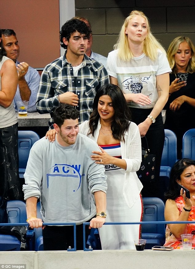Priyanka Chopra hạnh phúc đi xem tennis cùng bạn trai kém 10 tuổi - 6
Priyanka Chopra và Nick Jonas vừa tổ chức buổi tiệc mừng đính hôn ở Ấn Độ hồi tháng trước
