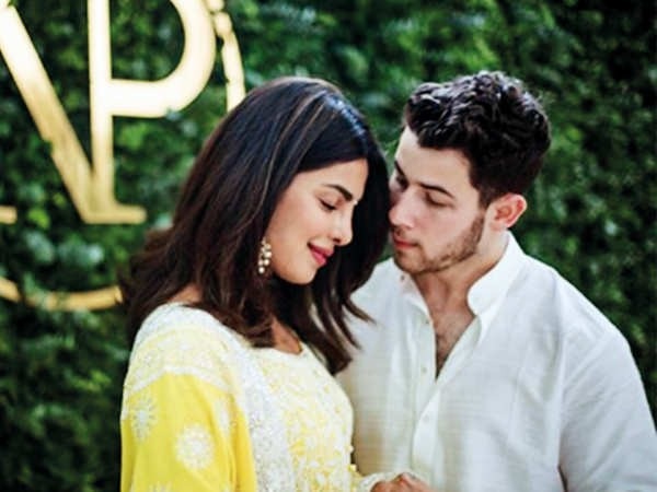 Priyanka Chopra hạnh phúc đi xem tennis cùng bạn trai kém 10 tuổi - 8
Cặp đôi đã có tiệc mừng đính hôn theo phong cách Ấn Độ truyền thống và có thể sẽ tổ chức đám cưới cũng theo phong cách Ấn Độ.