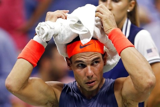 US Open: Nadal vào bán kết sau 5 giờ thi đấu vất vả trước Thiem - 2
Nadal trong giờ nghỉ giải lao ở trận tứ kết gặp Thiem