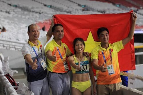 Thu Thảo và câu chuyện về huy chương vàng đầu tiên của điền kinh Việt Nam tại Asiad 2018 - 1 Bùi Thị Thu Thảo chia sẻ niềm hạnh phúc với ban huấn luyện khi xuất sắc giành HCV về cho Việt Nam. Nguồn: Thanh Niên
