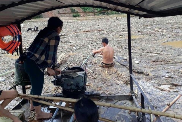 Gần 24 triệu học sinh, sinh viên dự Lễ khai giảng năm học 2018 - 2019 - 4
Cô giáo Quế vẫn chưa hoàn hồn khi đi trên chiếc thuyền để vào bản Cá Giáng khi mực nước dâng cao và củi khô tràn ngập sông.