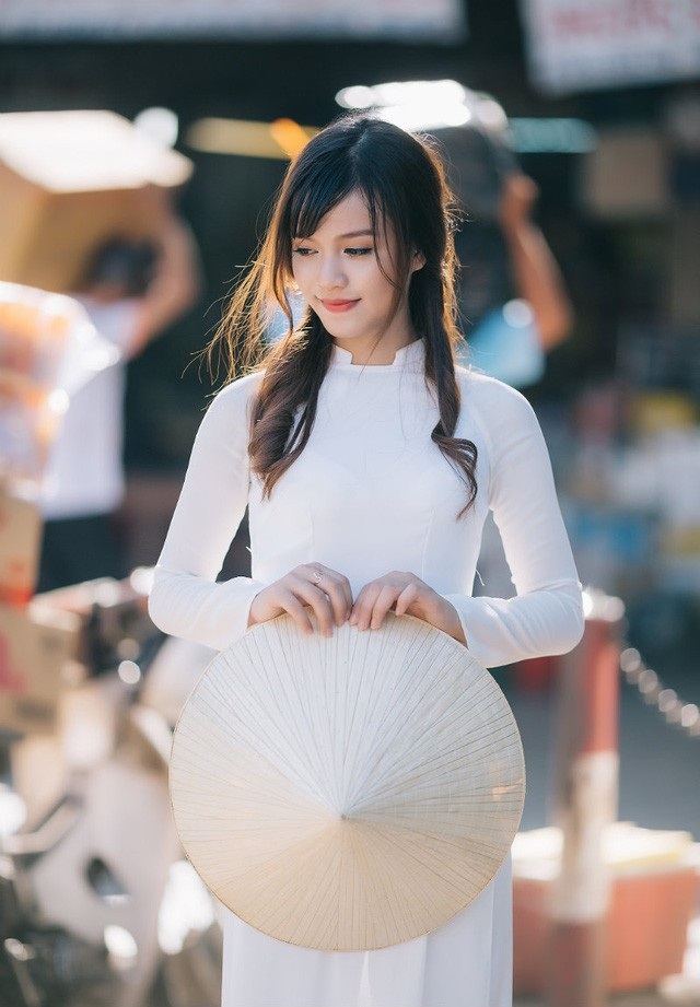 Chủ tịch tỉnh Thừa Thiên Huế vận động nữ sinh các trường đại học, THPT mặc áo dài - 7 Áo dài xứ Huế