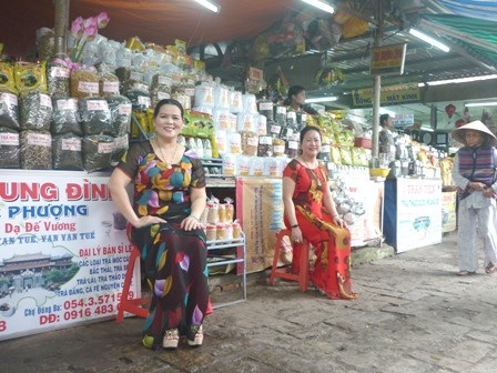Chủ tịch tỉnh Thừa Thiên Huế vận động nữ sinh các trường đại học, THPT mặc áo dài - 10 Các nữ tiểu thương chợ cổ Đông Ba - Huế mặc áo dài thân thiện trong Festival Huế 2012