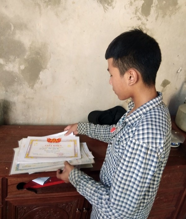 Đội khăn tang đi thi báo hiếu bố mẹ, thi đậu rồi cậu bé ngậm ngùi nghỉ học - 6 Duy và em trai của mình là hai học sinh khá, giỏi, chăm ngoan của Trường THCS Nguyễn Hữu Thái. Đó là lí do dù đang quá suy sụp vì mất đi bố mẹ, Duy vẫn làm bài tốt trong kỳ thi