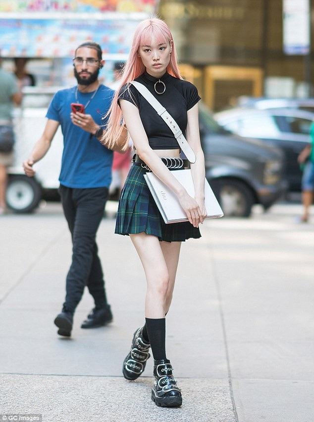 Dàn siêu mẫu khoe chân dài miên man trên phố - 31
Fernanda Ly