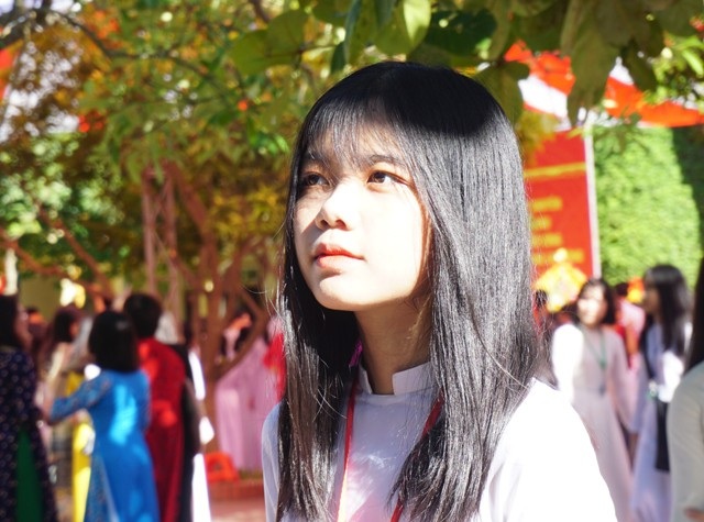 Ngắm tà áo dài trắng tinh khôi của nữ sinh trường giàu thành tích nhất Nghệ An ngày khai giảng - 1
Vẻ xinh đẹp thuần khiết của nữ sinh Trường THPT chuyên Phan Bội Châu trong ngày khai giảng.