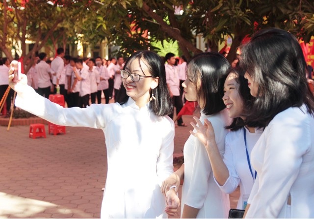 Ngắm tà áo dài trắng tinh khôi của nữ sinh trường giàu thành tích nhất Nghệ An ngày khai giảng - 7 Cùng lưu lại những khoảnh khắc trong ngày khai giảng năm học mới