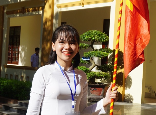 Ngắm tà áo dài trắng tinh khôi của nữ sinh trường giàu thành tích nhất Nghệ An ngày khai giảng - 3
Trở thành học sinh Trường THPT chuyên Phan Bội Châu, các nữ sinh thường sở hữu bảng thành tích đáng nể trong quá trình học